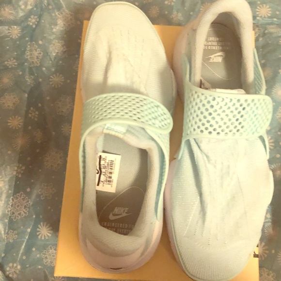 nike sock style trainers